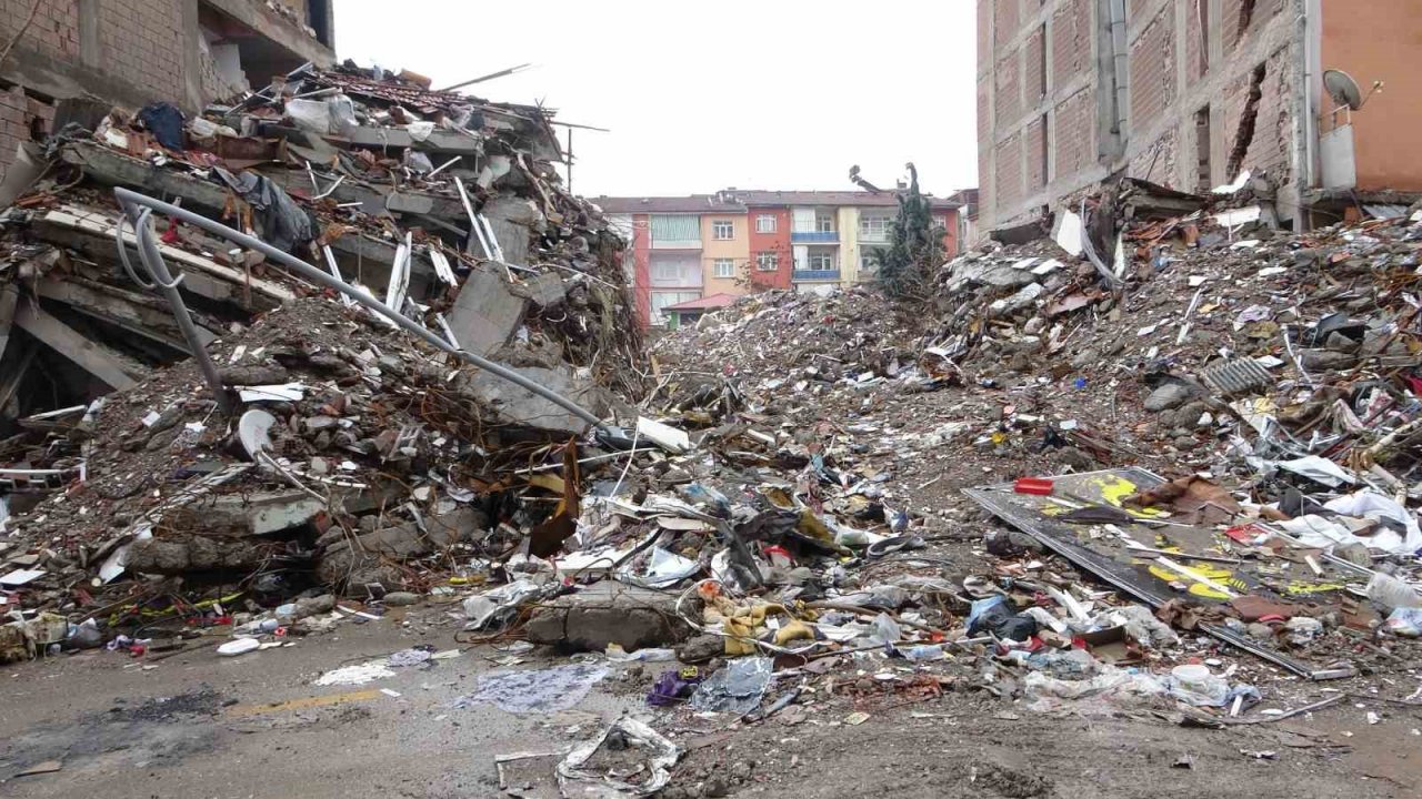 Depremde kaybettiği annesinin ısrarı hayatını kurtardı