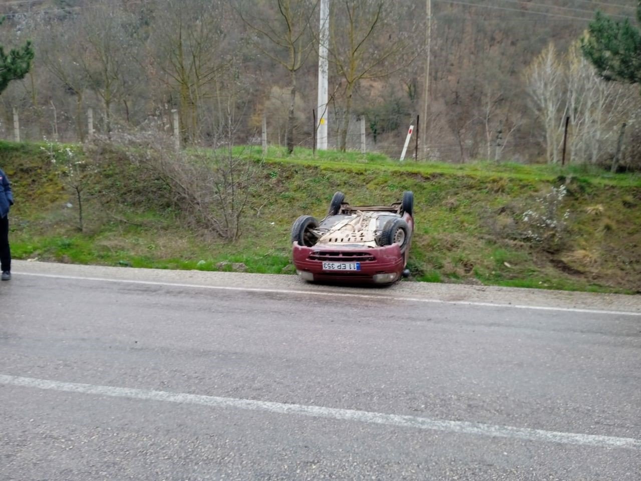 Takla atan otomobilden yara almadan kurtuldu