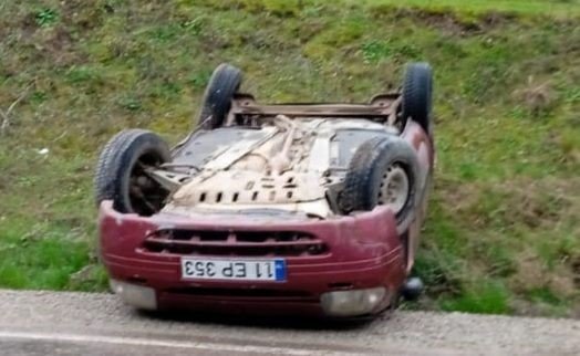 Takla atan otomobilden yara almadan kurtuldu