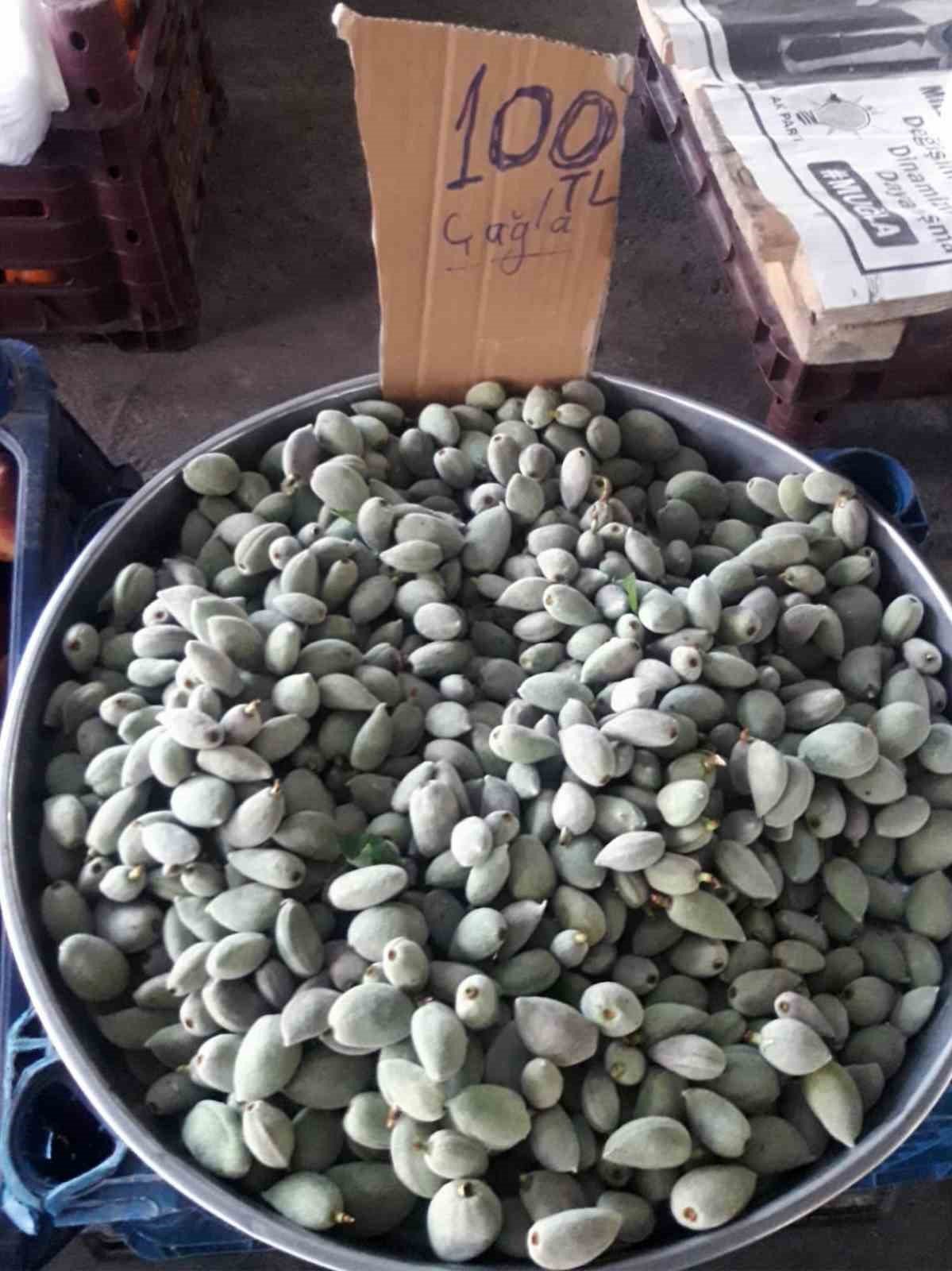 Çağla-bademi kilosu 100 liradan tezgaha indi
