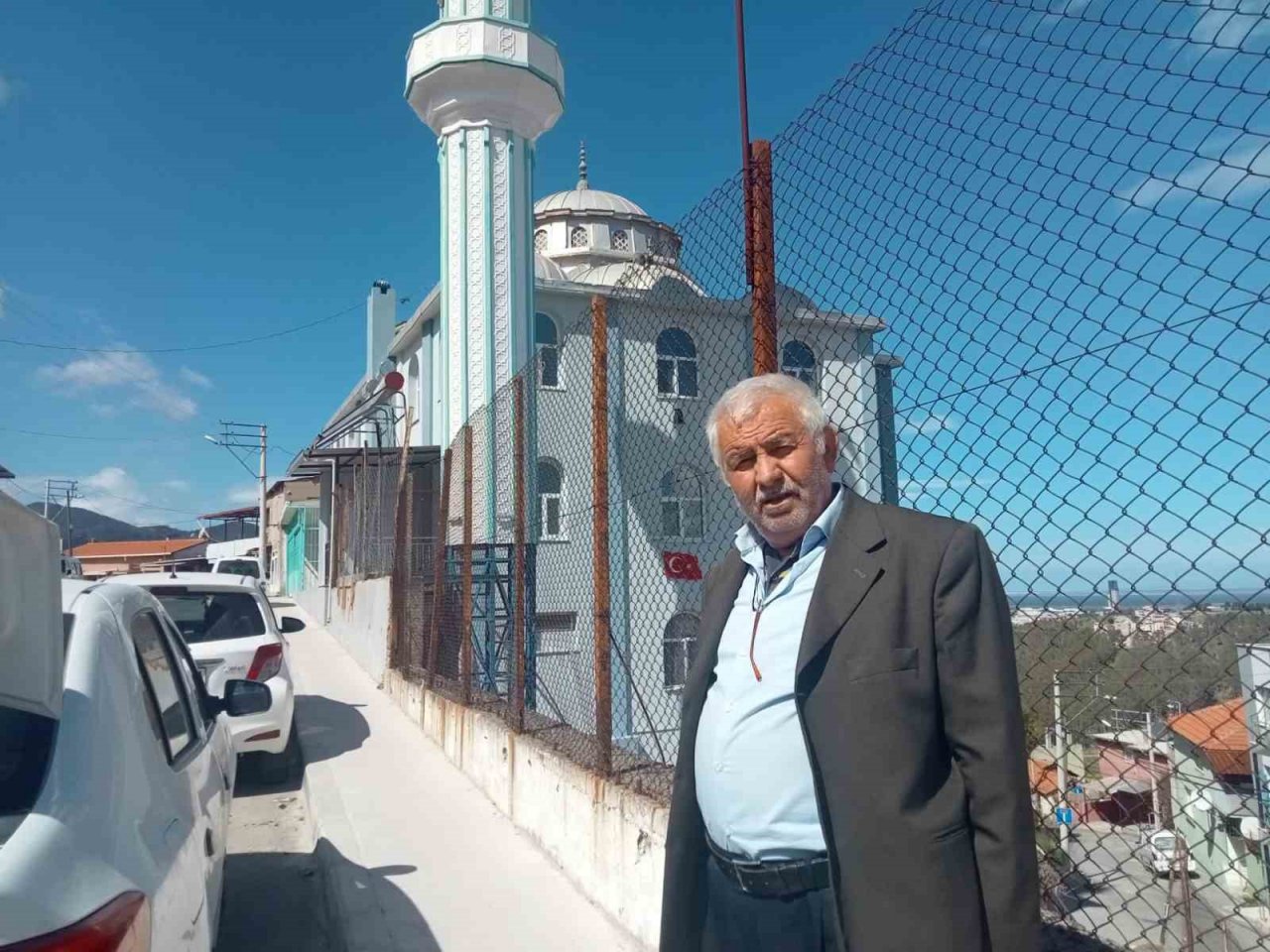 İzmir’de cami minaresi beşik gibi sallandı