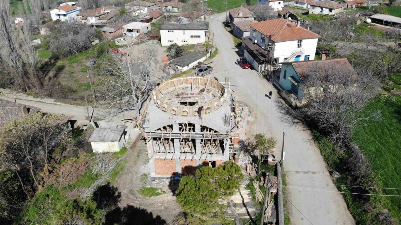 Depreme dayanıksız 61 yıllık köy camisinin yerine Osmanlı mimarisiyle yenisi yapılıyor