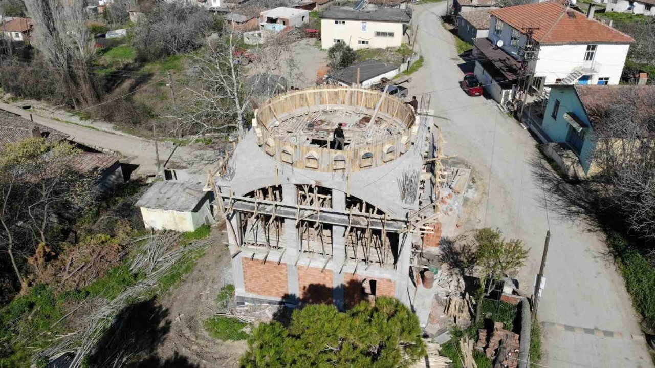 Depreme dayanıksız 61 yıllık köy camisinin yerine Osmanlı mimarisiyle yenisi yapılıyor