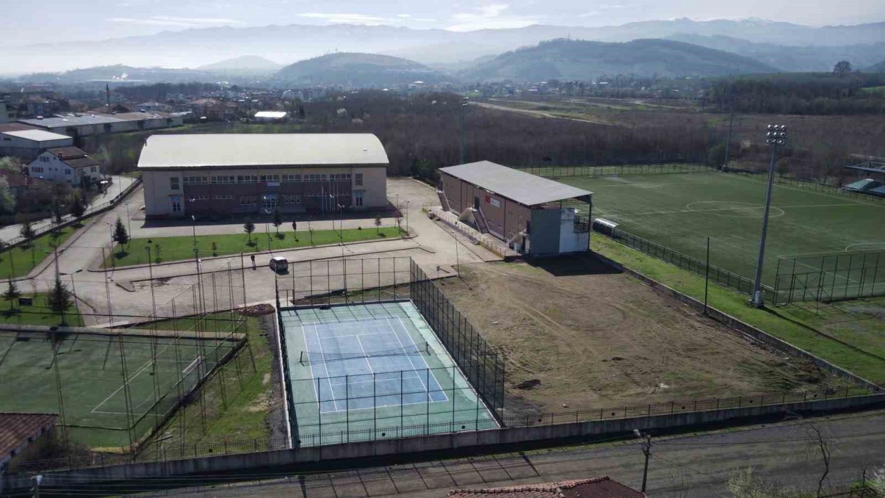 Cumayeri’ne tenis kortu yapıldı