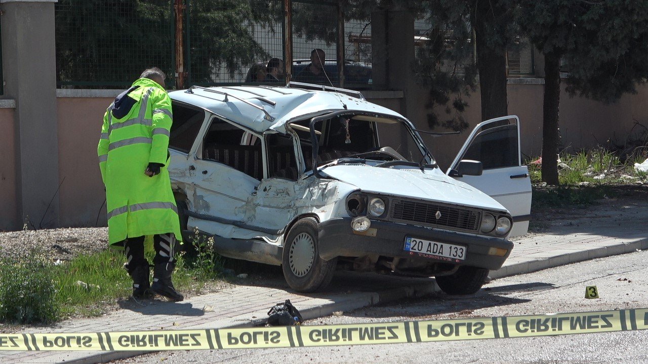 Beton mikseri otomobile çarptı; Anne öldü, oğlu yaralandı