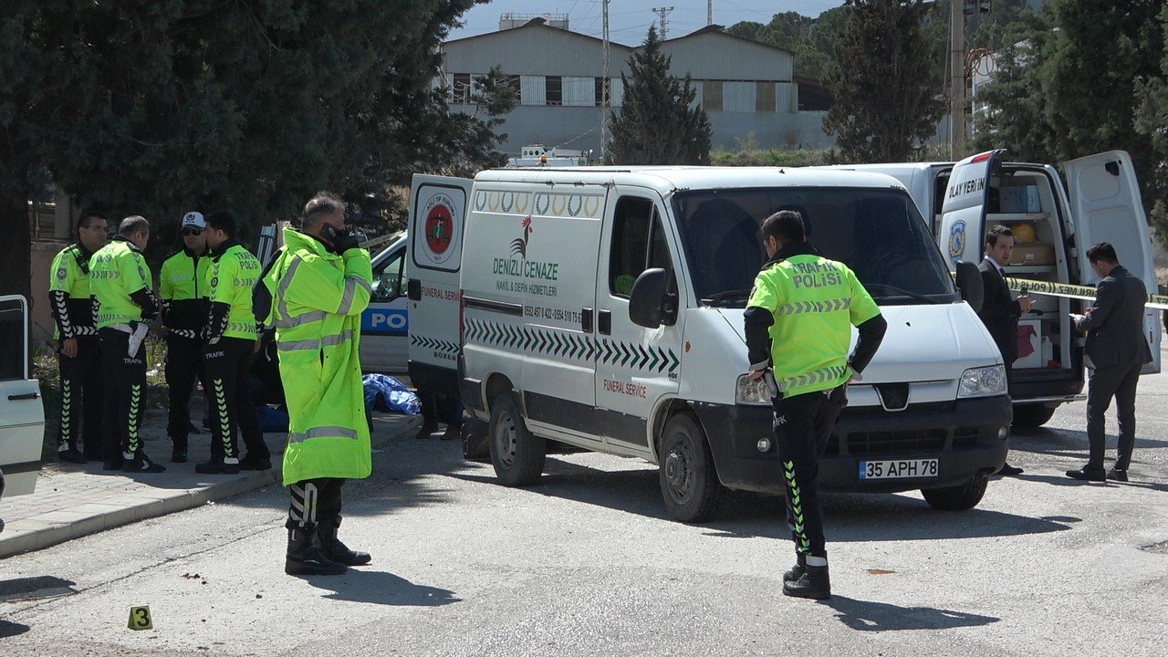 Beton mikseri otomobile çarptı; Anne öldü, oğlu yaralandı