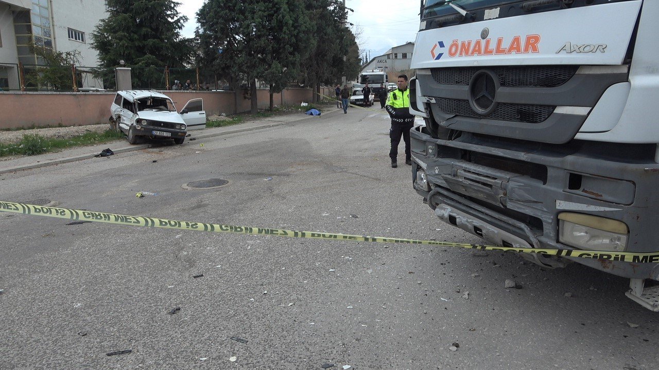 Beton mikseri otomobile çarptı; Anne öldü, oğlu yaralandı