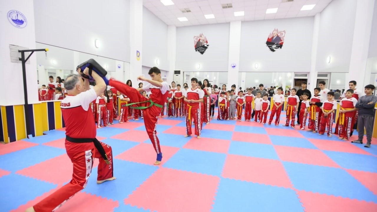 Derince’de kick boksçular kuşak sevinci yaşadı