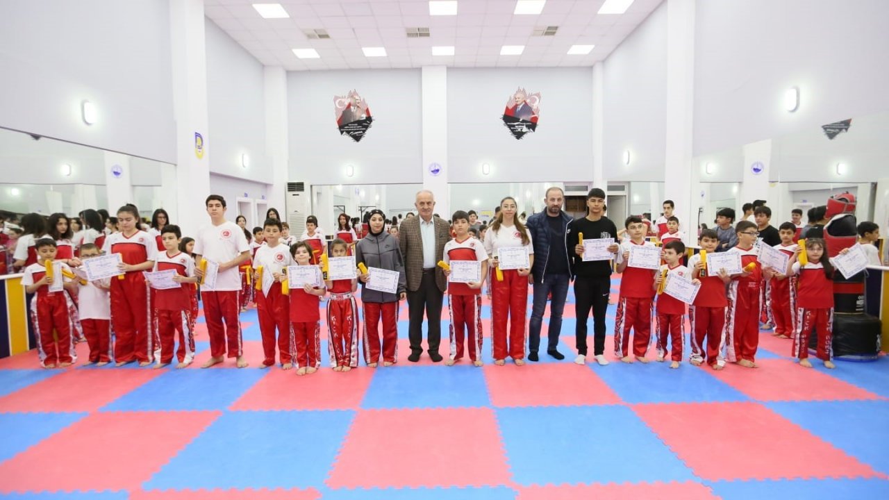 Derince’de kick boksçular kuşak sevinci yaşadı