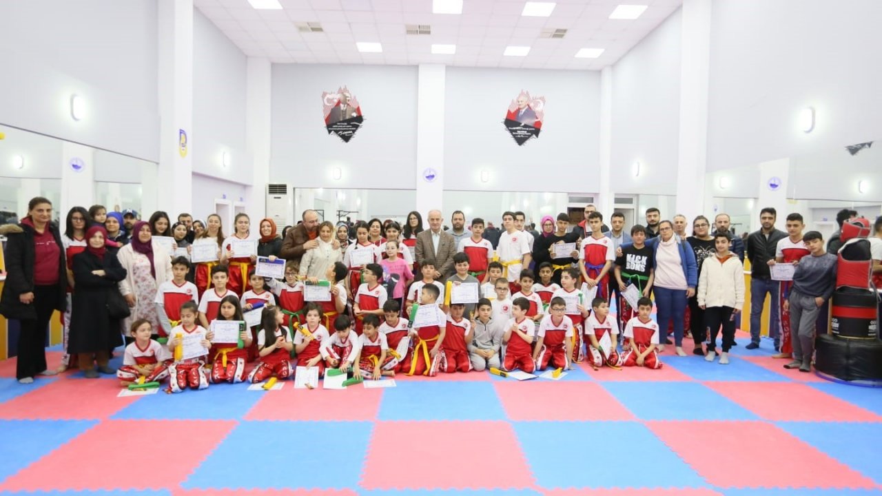 Derince’de kick boksçular kuşak sevinci yaşadı