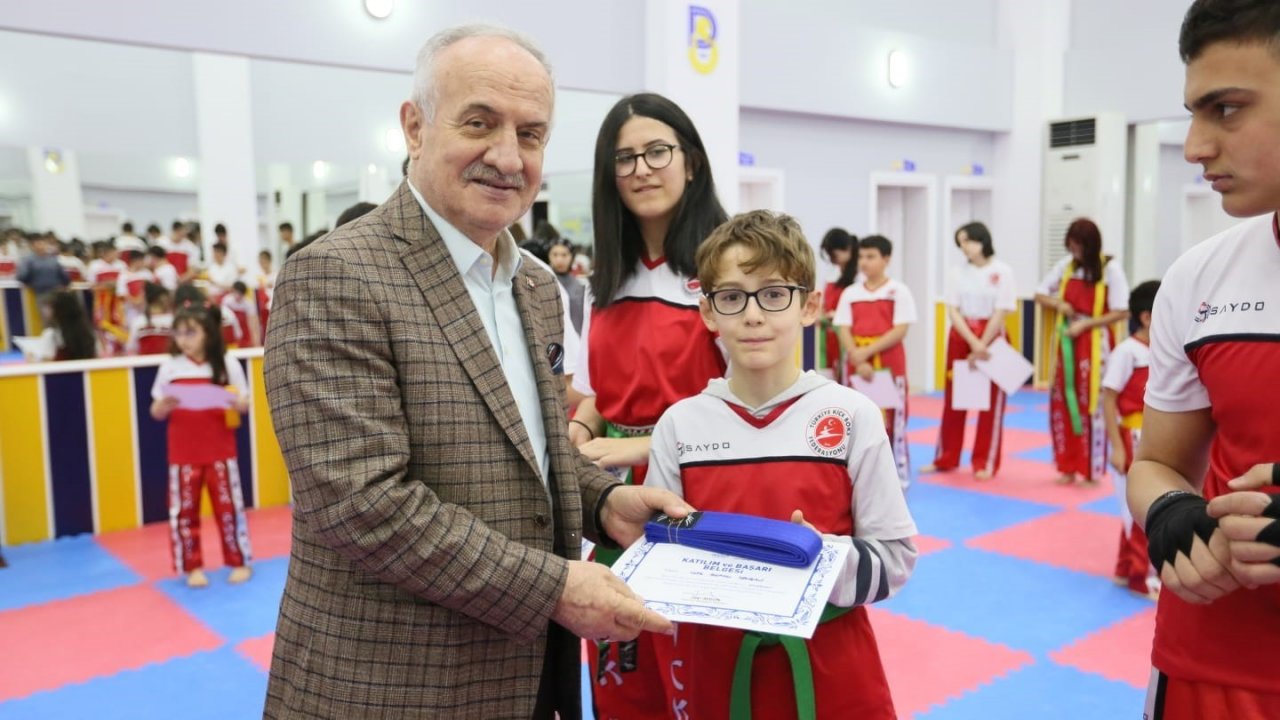 Derince’de kick boksçular kuşak sevinci yaşadı