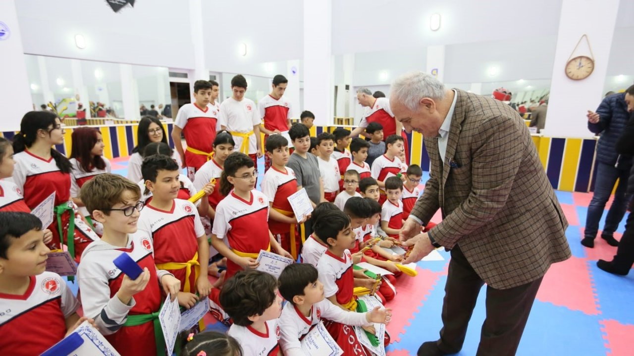 Derince’de kick boksçular kuşak sevinci yaşadı