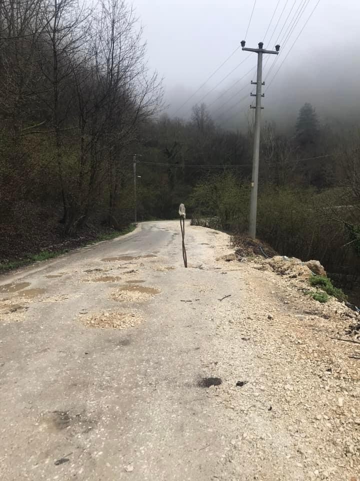 Sağanak yolda göçük oluşturdu