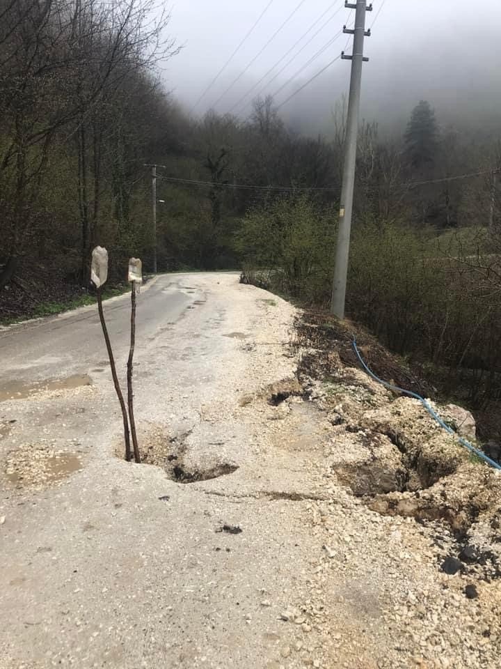 Sağanak yolda göçük oluşturdu