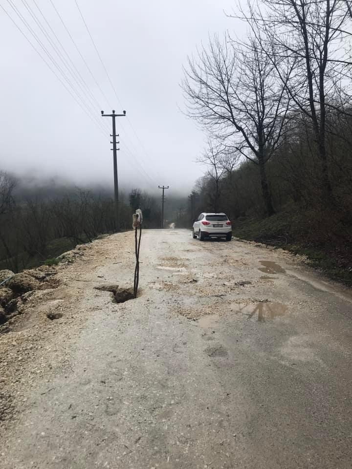 Sağanak yolda göçük oluşturdu