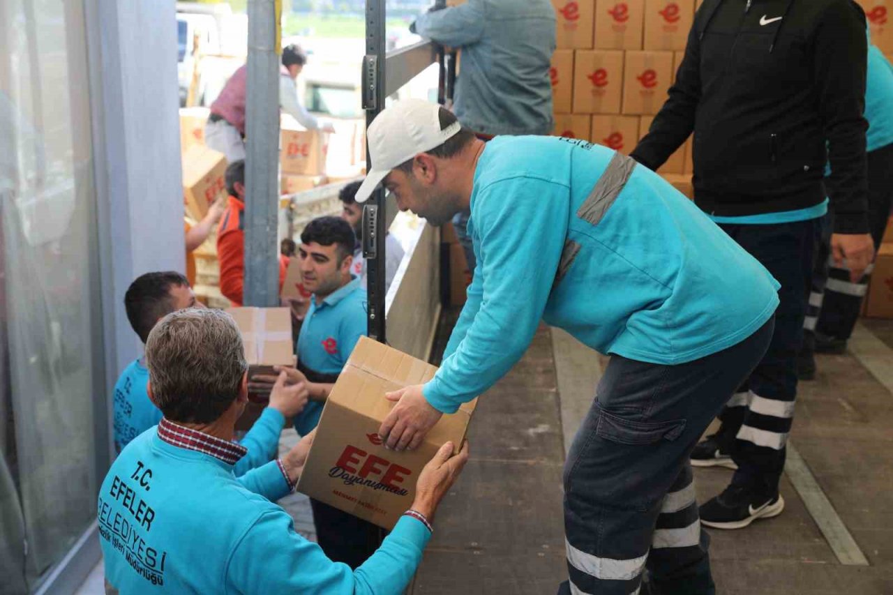 Efeler dayanışmaya Ramazan ruhuyla devam ediyor