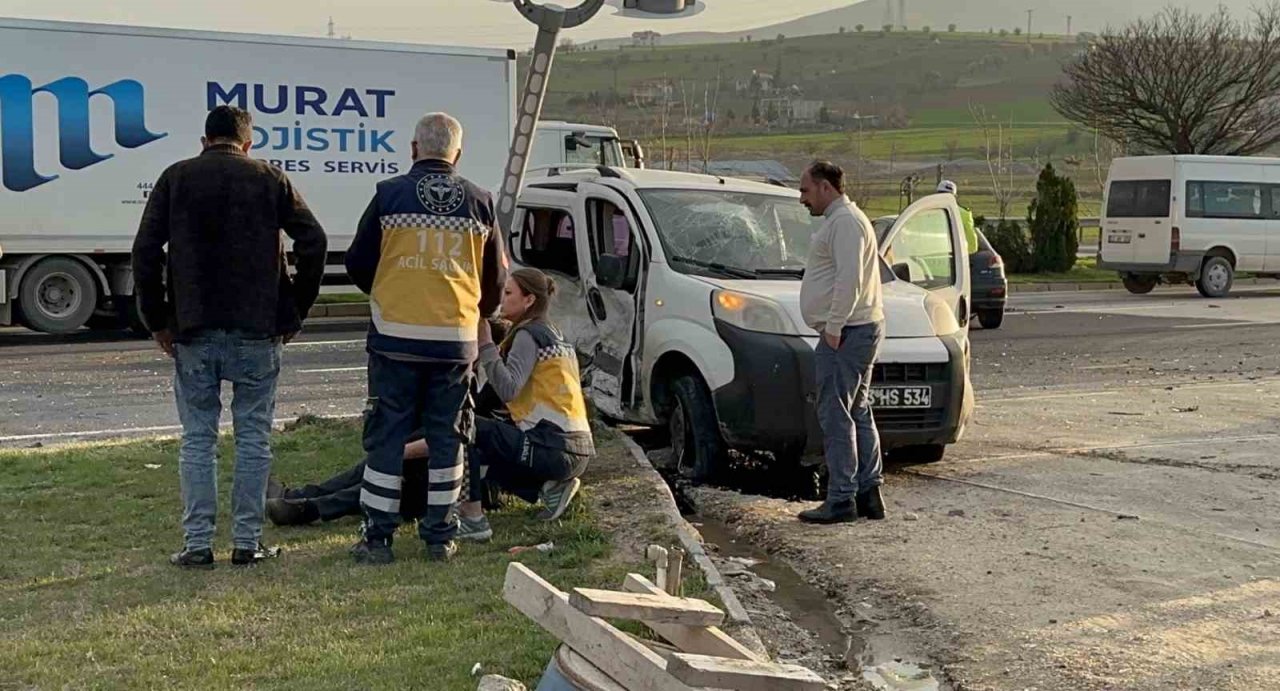 Karşı şeride geçen hafif ticari araç, otomobille çarpıştı: 3 yaralı