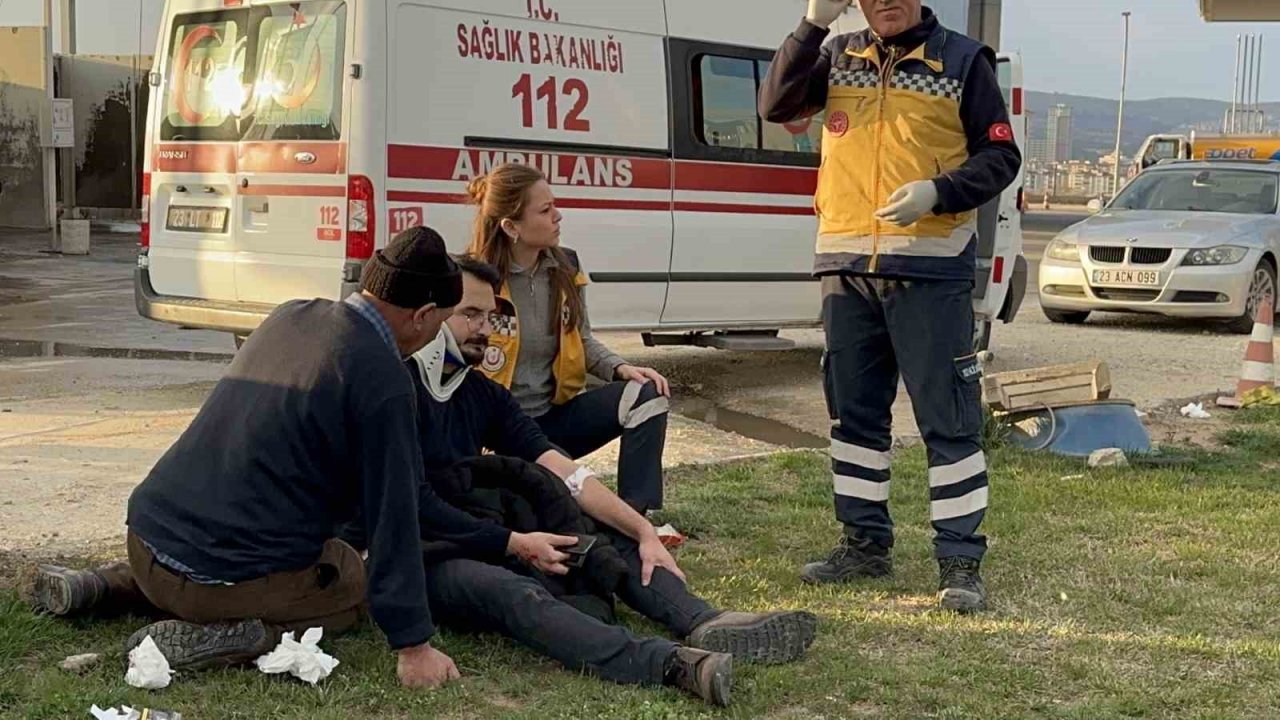 Karşı şeride geçen hafif ticari araç, otomobille çarpıştı: 3 yaralı