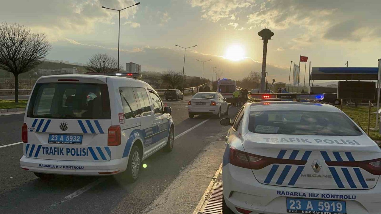 Karşı şeride geçen hafif ticari araç, otomobille çarpıştı: 3 yaralı