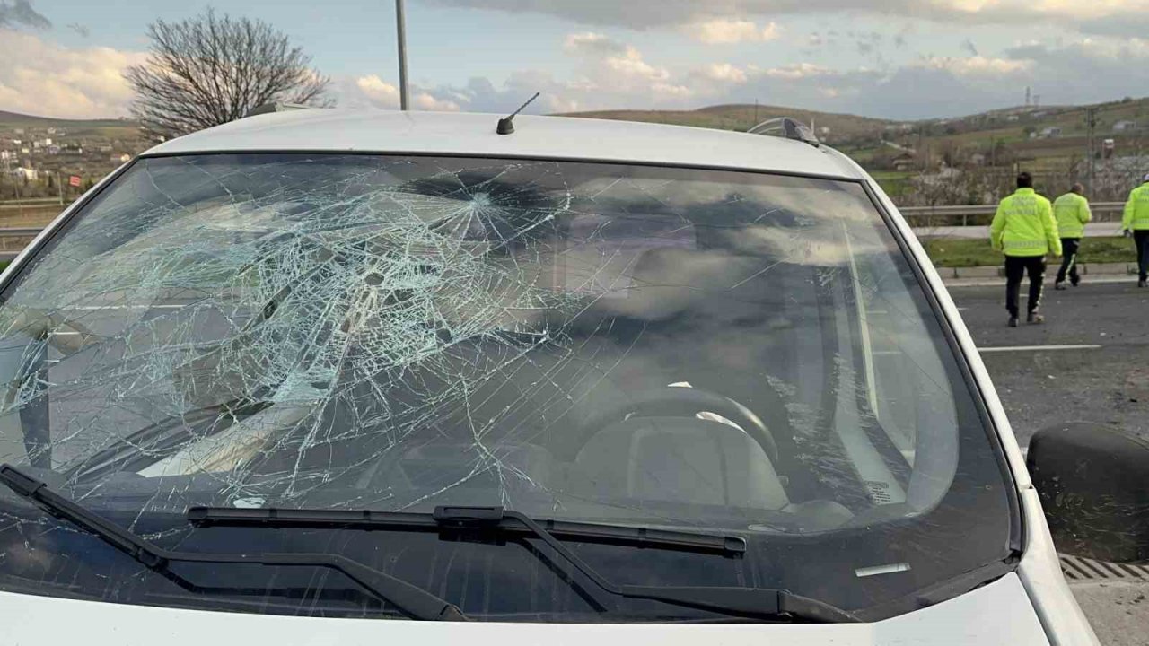 Karşı şeride geçen hafif ticari araç, otomobille çarpıştı: 3 yaralı