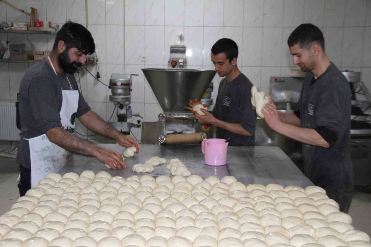 Elazığ’da Ramazan ayıyla birlikte ’nohut ekmek’ tezgahtaki yerini aldı