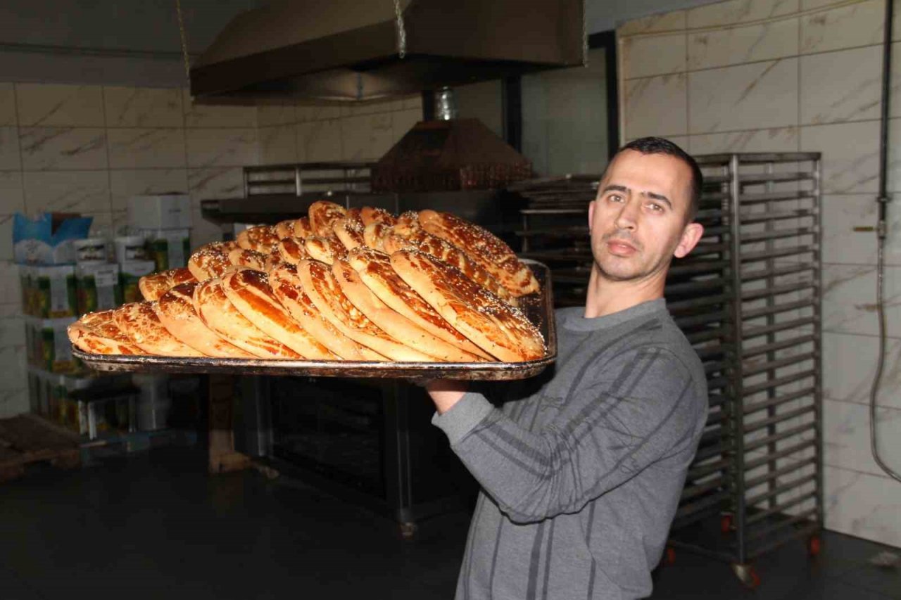 Elazığ’da Ramazan ayıyla birlikte ’nohut ekmek’ tezgahtaki yerini aldı