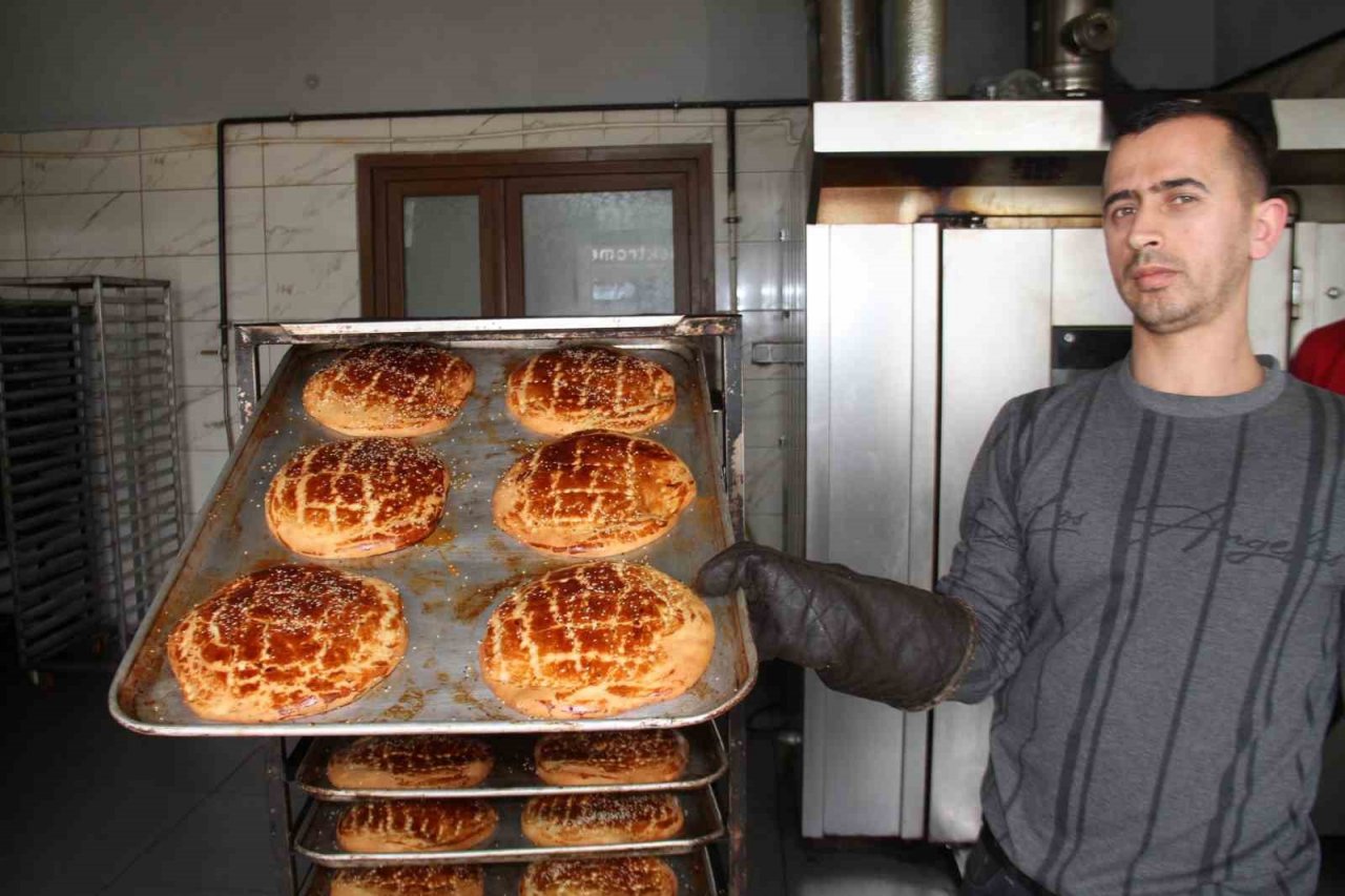 Elazığ’da Ramazan ayıyla birlikte ’nohut ekmek’ tezgahtaki yerini aldı