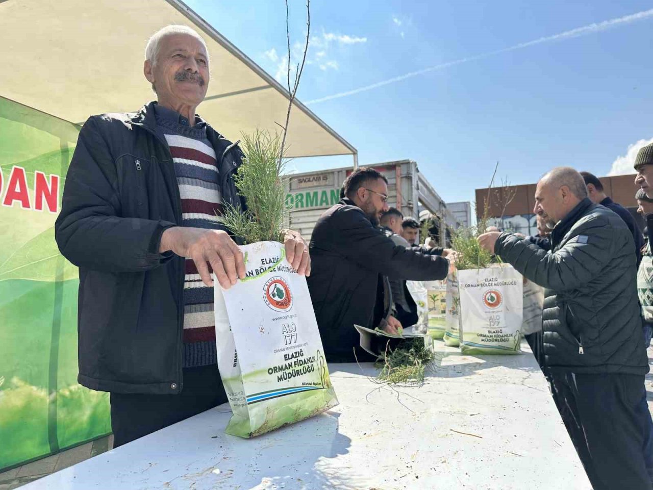Elazığ’da vatandaşlara 6 bin adet ücretsiz fidan dağıtıldı