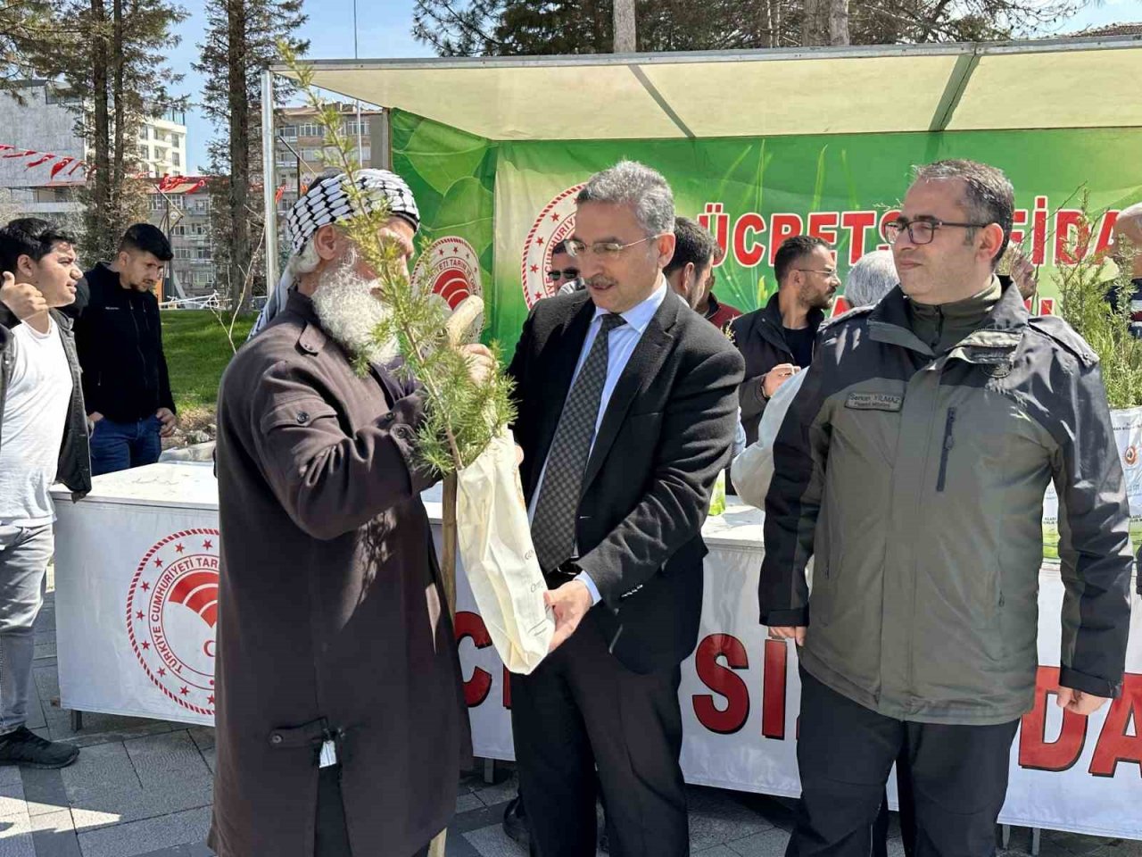Elazığ’da vatandaşlara 6 bin adet ücretsiz fidan dağıtıldı