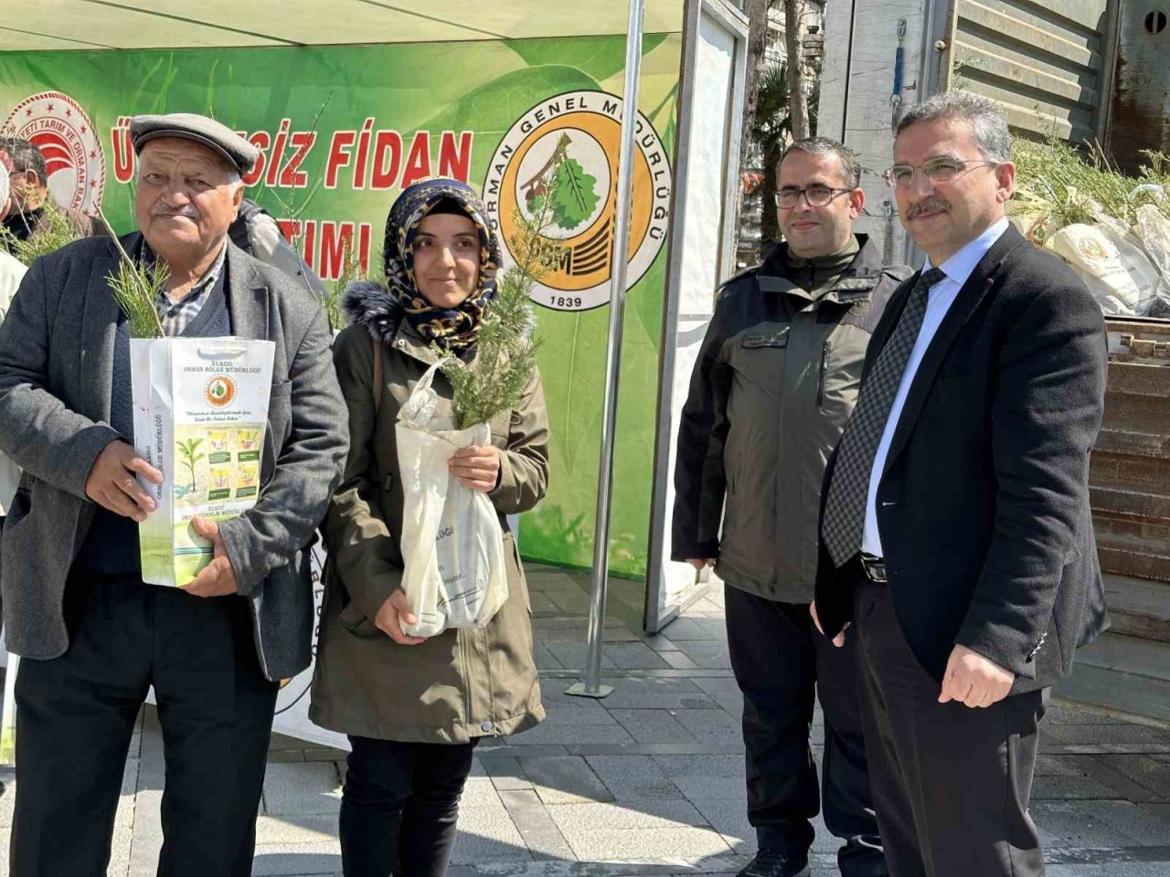 Elazığ’da vatandaşlara 6 bin adet ücretsiz fidan dağıtıldı