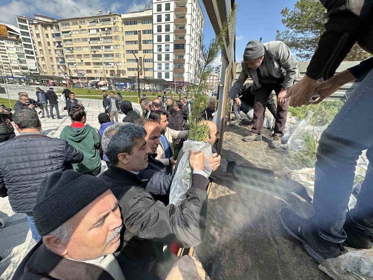 Elazığ’da vatandaşlara 6 bin adet ücretsiz fidan dağıtıldı