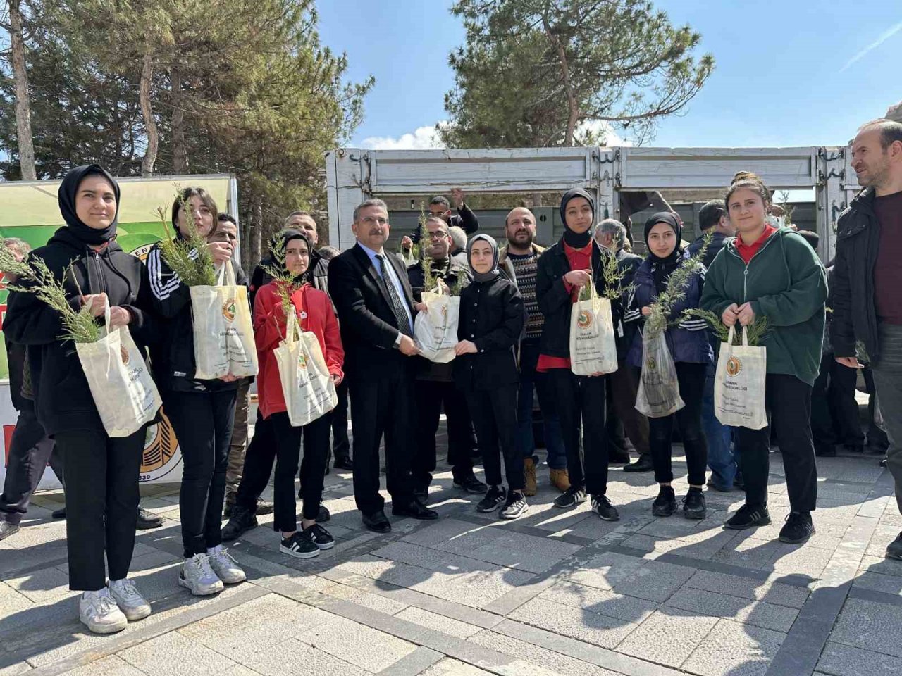 Elazığ’da vatandaşlara 6 bin adet ücretsiz fidan dağıtıldı