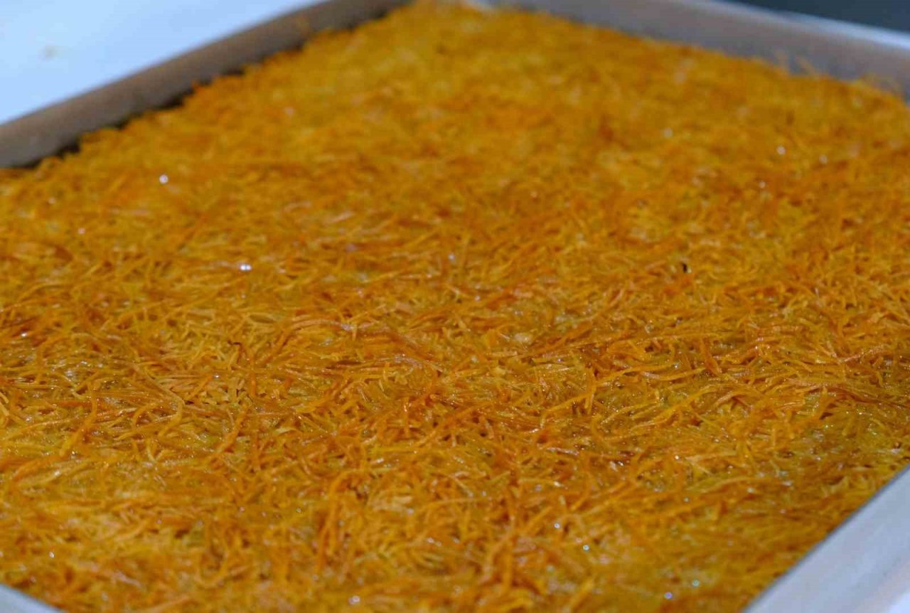 Erzincan’da iftar sofralarının vazgeçilmez lezzeti: “Kesme kadayıf tatlısı”