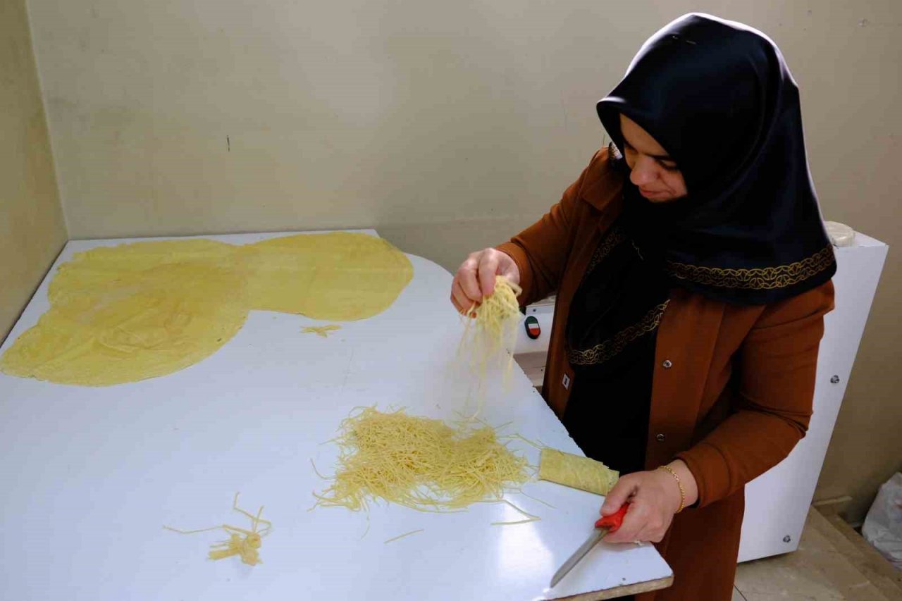 Erzincan’da iftar sofralarının vazgeçilmez lezzeti: “Kesme kadayıf tatlısı”