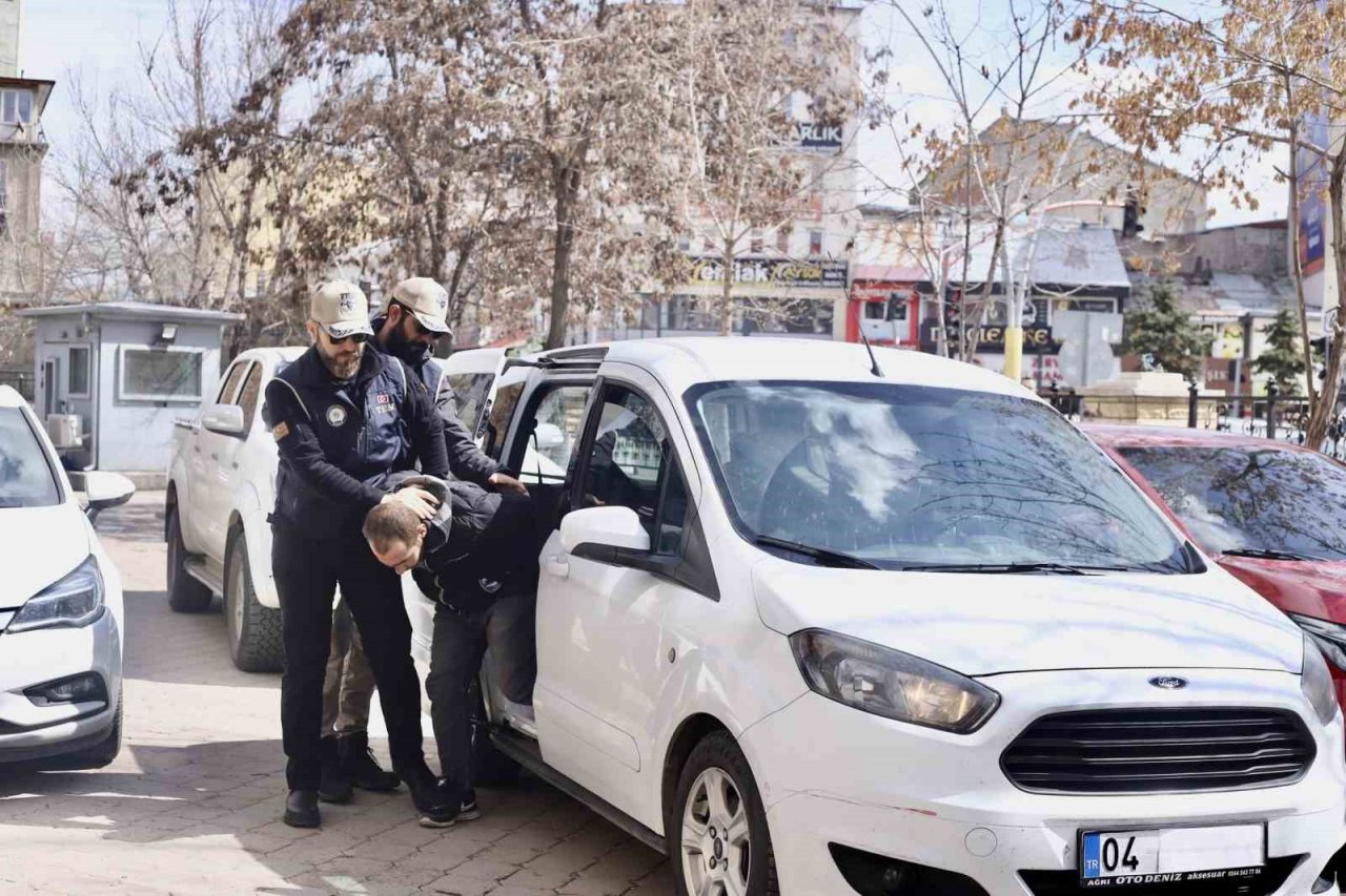 Eylem yapmak üzere Türkiye’ye gelen ve yakalanan terörist adliyeye sevk edildi