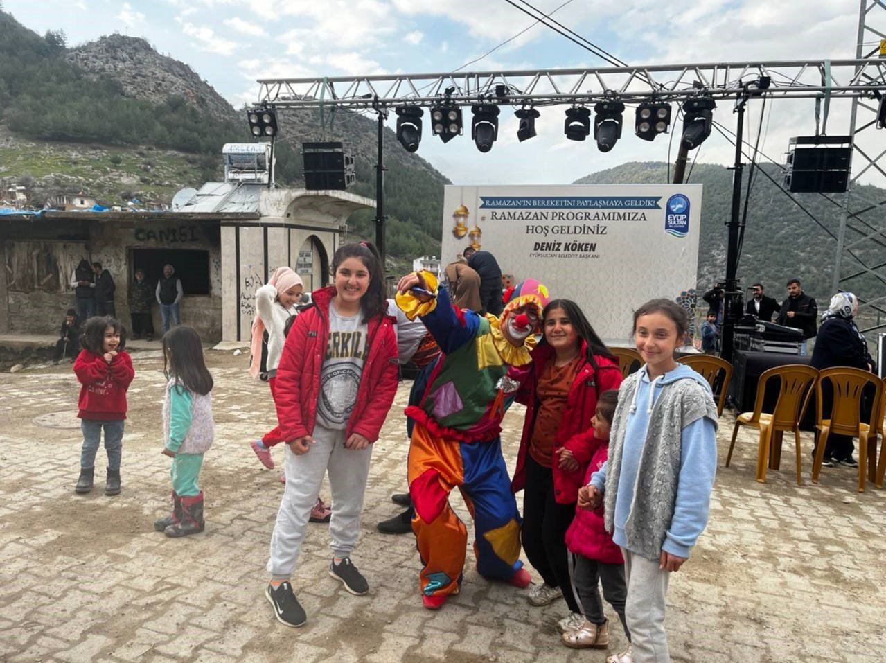 Eyüpsultan Belediyesi deprem bölgesinde gönül sofraları kuruyor