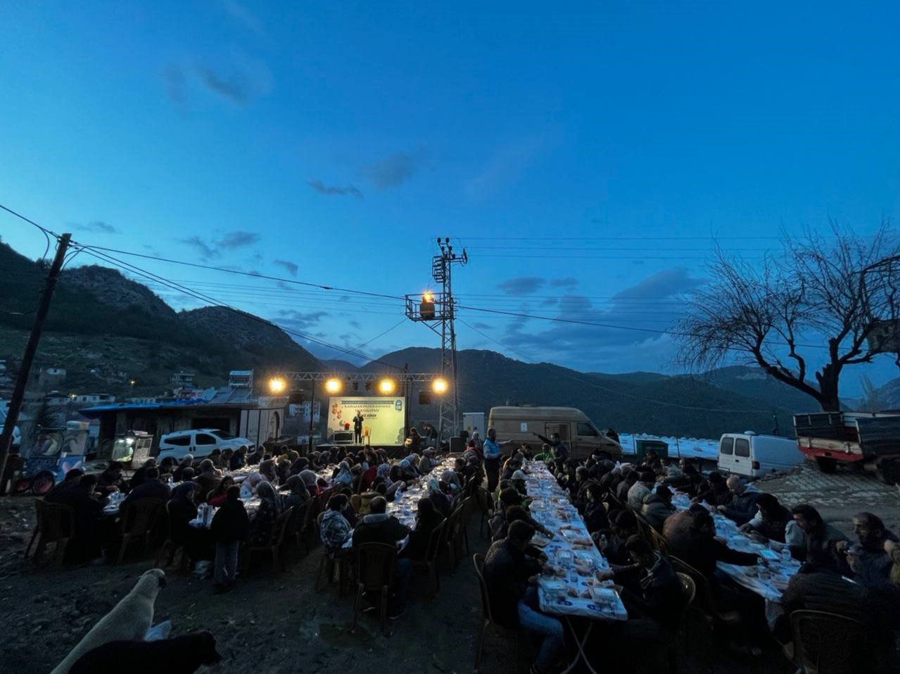 Eyüpsultan Belediyesi deprem bölgesinde gönül sofraları kuruyor