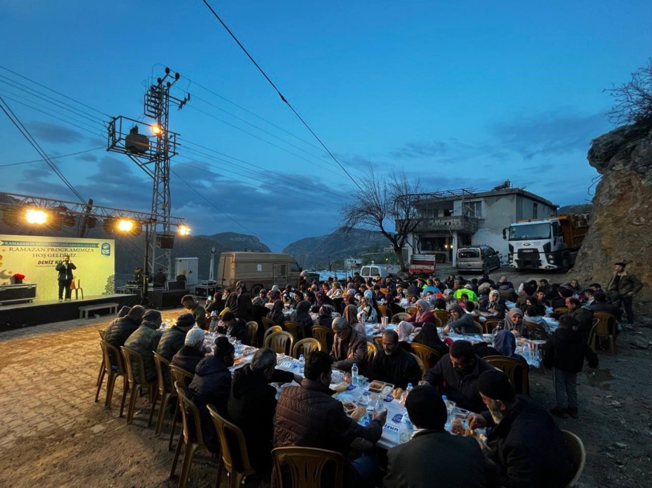Eyüpsultan Belediyesi deprem bölgesinde gönül sofraları kuruyor