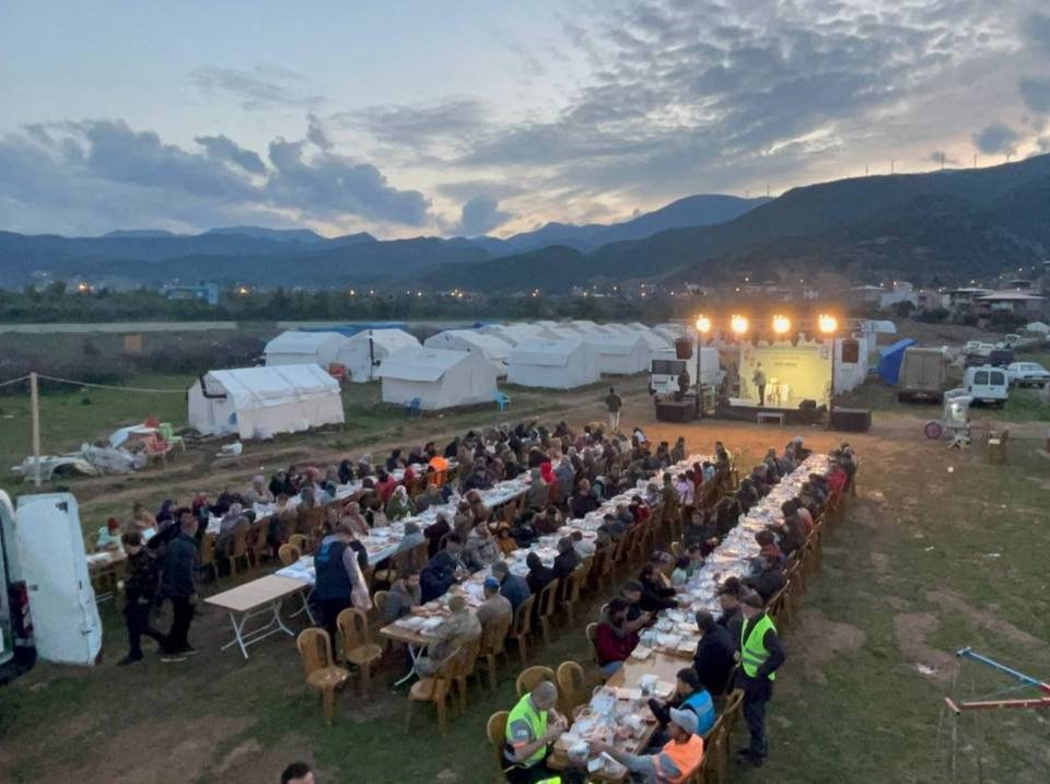 Eyüpsultan Belediyesi deprem bölgesinde gönül sofraları kuruyor
