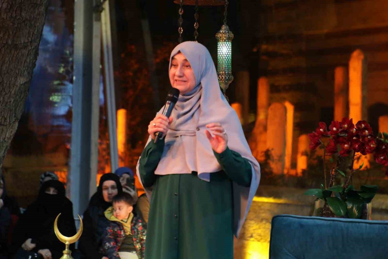 Eyüpsultan’daki konferansta konu başlığı; “Çocuğu Hayata Hazırlamada Anne Baba İş Birliği”