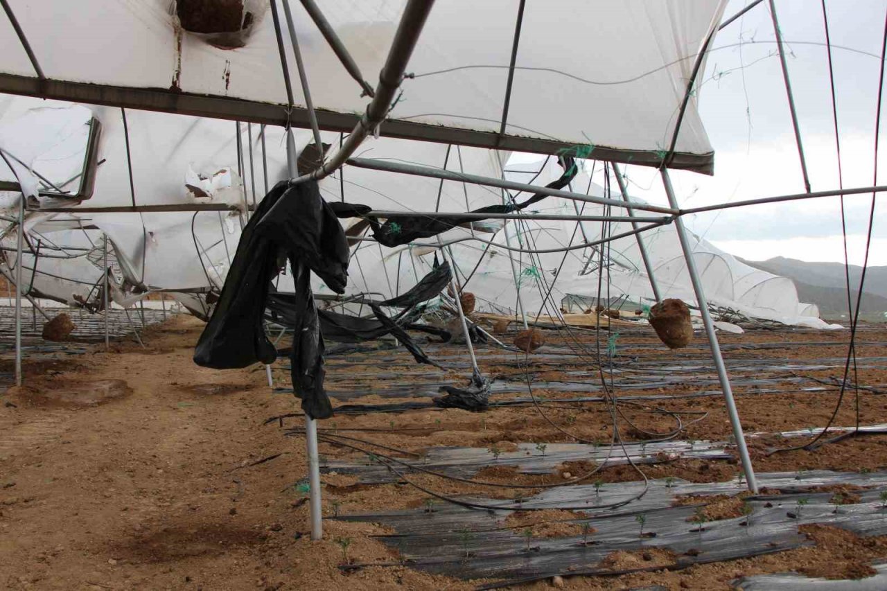 Amasya’da fırtına seraları ve pazarı vurdu