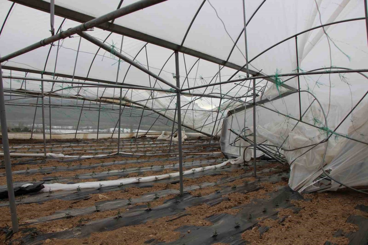 Amasya’da fırtına seraları ve pazarı vurdu