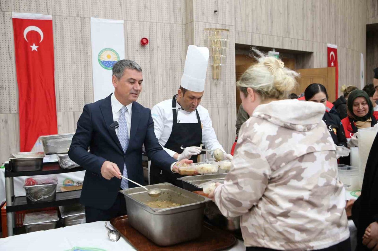 Başkan Şimşek kültür merkezindeki iftar sofralarıyla gölbaşılılarla bir arada