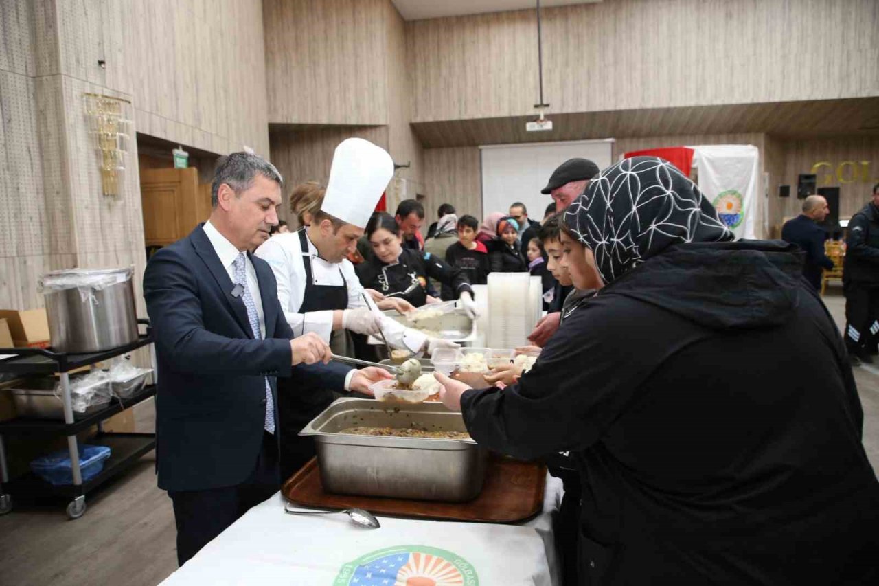 Başkan Şimşek kültür merkezindeki iftar sofralarıyla gölbaşılılarla bir arada