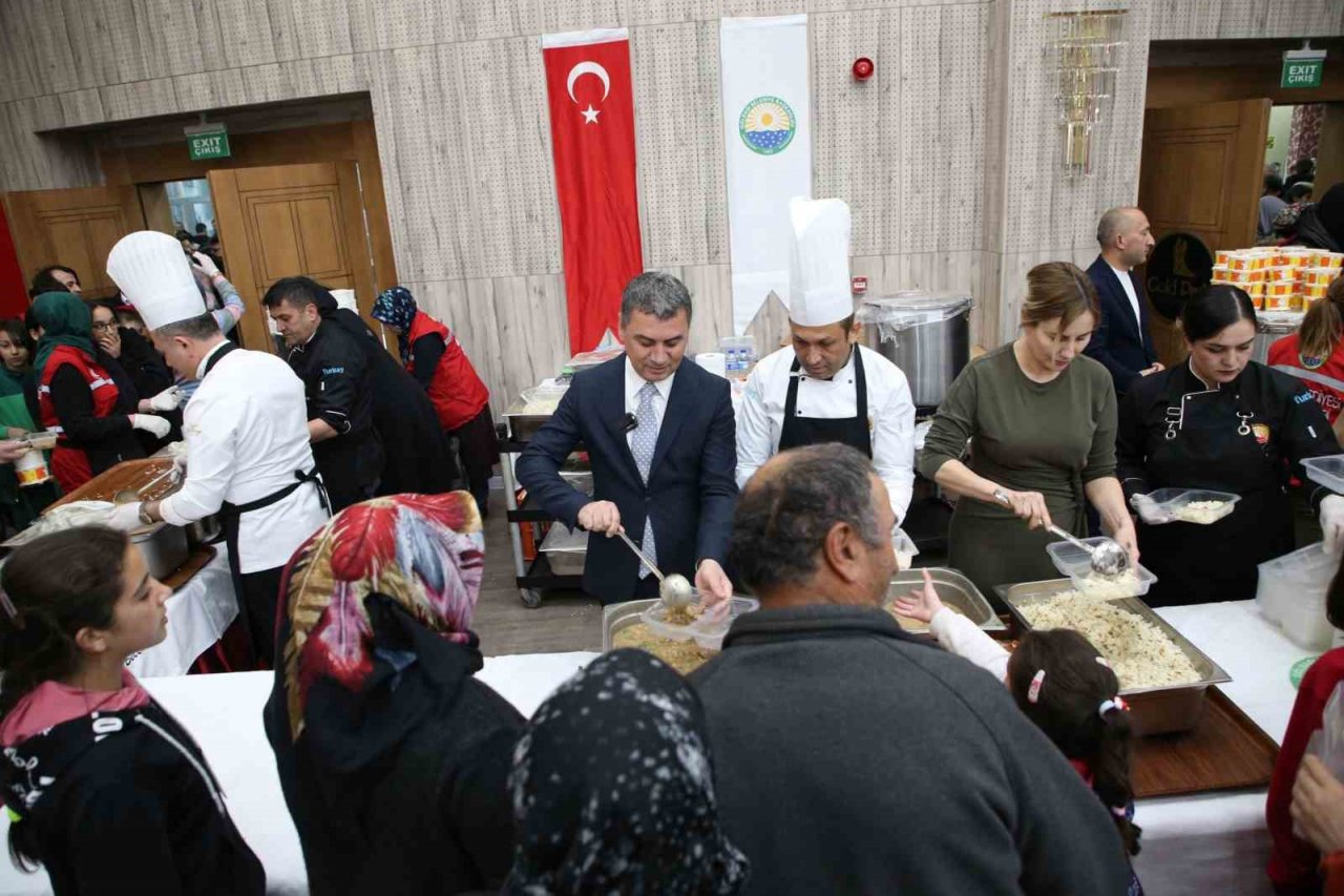 Başkan Şimşek kültür merkezindeki iftar sofralarıyla gölbaşılılarla bir arada