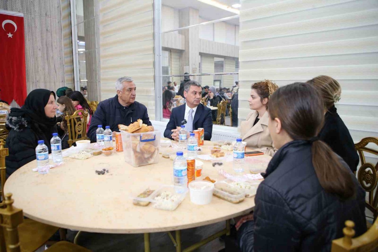 Başkan Şimşek kültür merkezindeki iftar sofralarıyla gölbaşılılarla bir arada