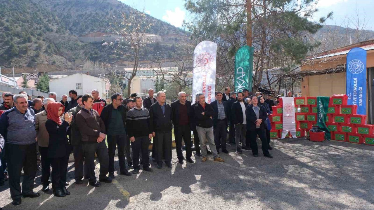 Gümüşhane’de üreticilere yem bitkisi, fidan ve kırkım makinesi dağıtımı gerçekleştirildi