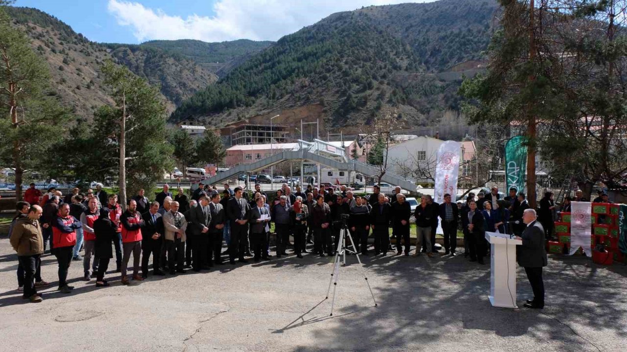 Gümüşhane’de üreticilere yem bitkisi, fidan ve kırkım makinesi dağıtımı gerçekleştirildi