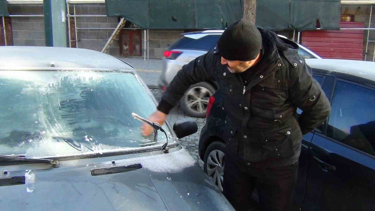 Kars’ta soğuktan araçların camları dondu