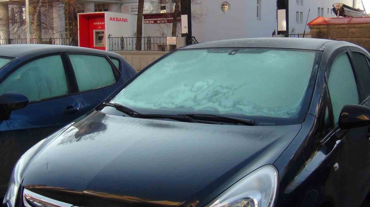 Kars’ta soğuktan araçların camları dondu